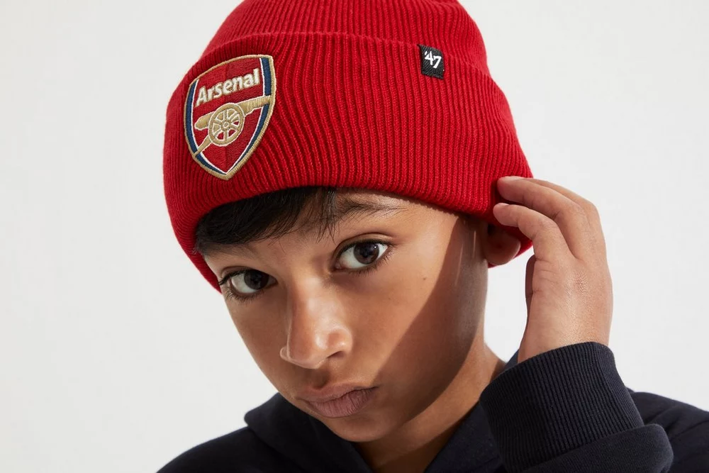 Arsenal Fanshop Store - Arsenal Kids 47 Red Crest Mütze Offizielle Arsenal FC Fußballbekleidung