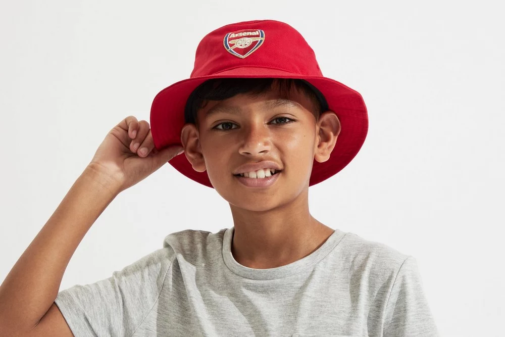 Arsenal Fanshop Store - Arsenal Kids 47 Wappen-Bucket-Hat Offizielle Arsenal FC Fußballbekleidung
