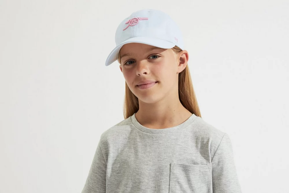 Arsenal Fanshop Store - Arsenal Kids 47 White Contrast Cannon Cap Offizielle Arsenal FC Fußballbekleidung