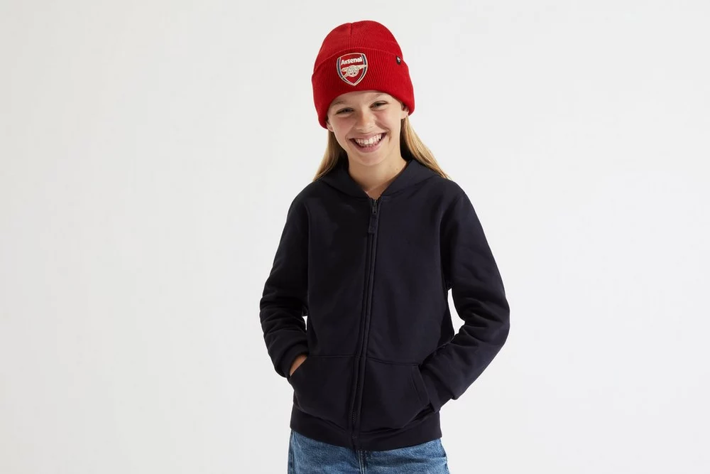 Arsenal Fanshop Store - Arsenal Kleinkindmütze Nr. 47 mit rotem Wappen Offizielle Arsenal FC Fußballbekleidung