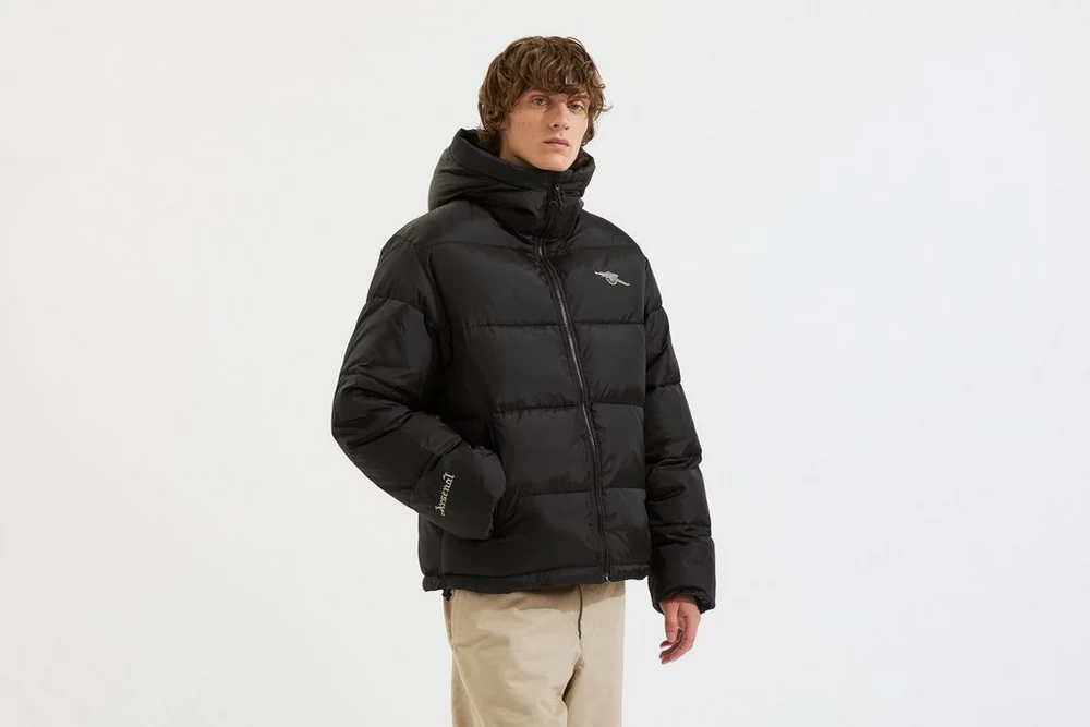 Arsenal Fanshop Store - Arsenal Essentials Unisex Schwarze Cannon Steppjacke mit Kapuze Offizielle Arsenal FC Fußballbekleidung