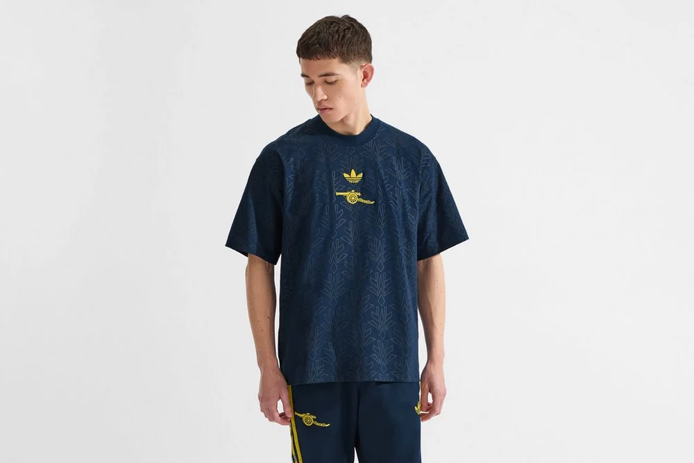 Arsenal Fanshop Store - Arsenal adidas 25/26 Lifestyler T-Shirt Offizielle Arsenal FC Fußballbekleidung